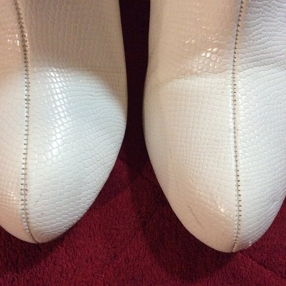 White Embossed Vinyl Ankle Boots Size 5.5 - Picture 2 of 8